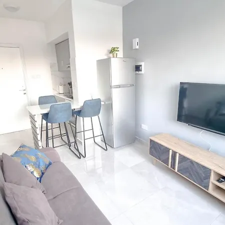 Coastal Chic: Luxury In The Heart Of The City! With Smart Tv!