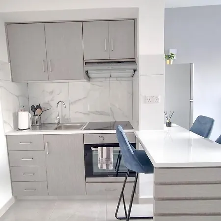 Coastal Chic: Luxury In The Heart Of The City! With Smart Tv! * לרנקה