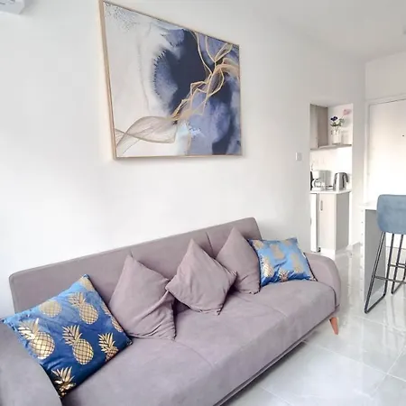 Coastal Chic: Luxury In The Heart Of The City! With Smart Tv!