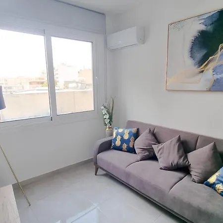 Coastal Chic: Luxury In The Heart Of The City! With Smart Tv! * לרנקה