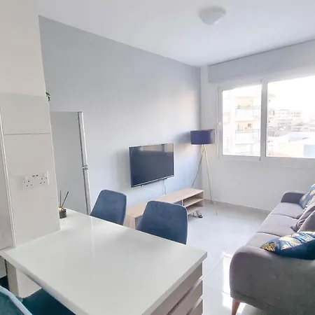 דירה Coastal Chic: Luxury In The Heart Of The City! With Smart Tv! לרנקה