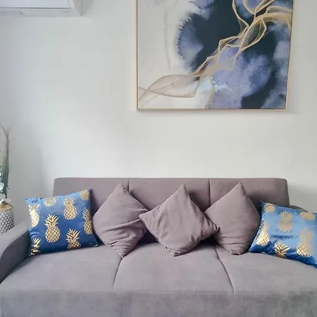 Coastal Chic: Luxury In The Heart Of The City! With Smart Tv! * לרנקה