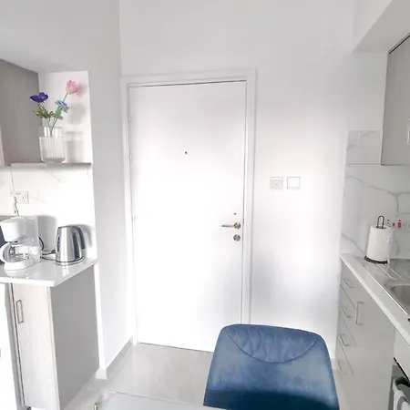 Coastal Chic: Luxury In The Heart Of The City! With Smart Tv! * לרנקה
