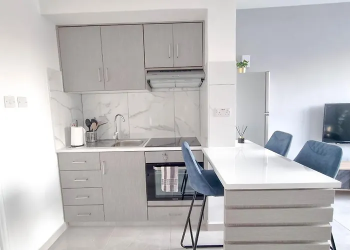 Coastal Chic: Luxury In The Heart Of The City! With Smart Tv! * Ларнака