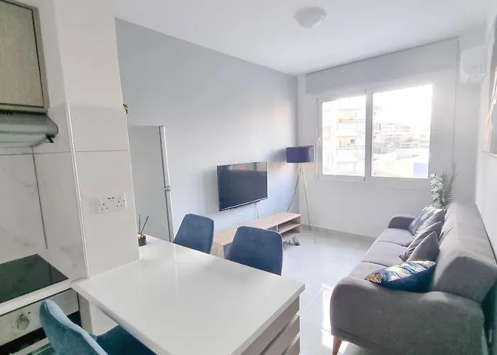 Апартаменты Coastal Chic: Luxury In The Heart Of The City! With Smart Tv! Ларнака