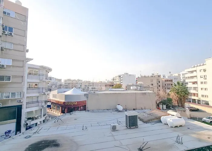 Coastal Chic: Luxury In The Heart Of The City! With Smart Tv! Daire Larnaca